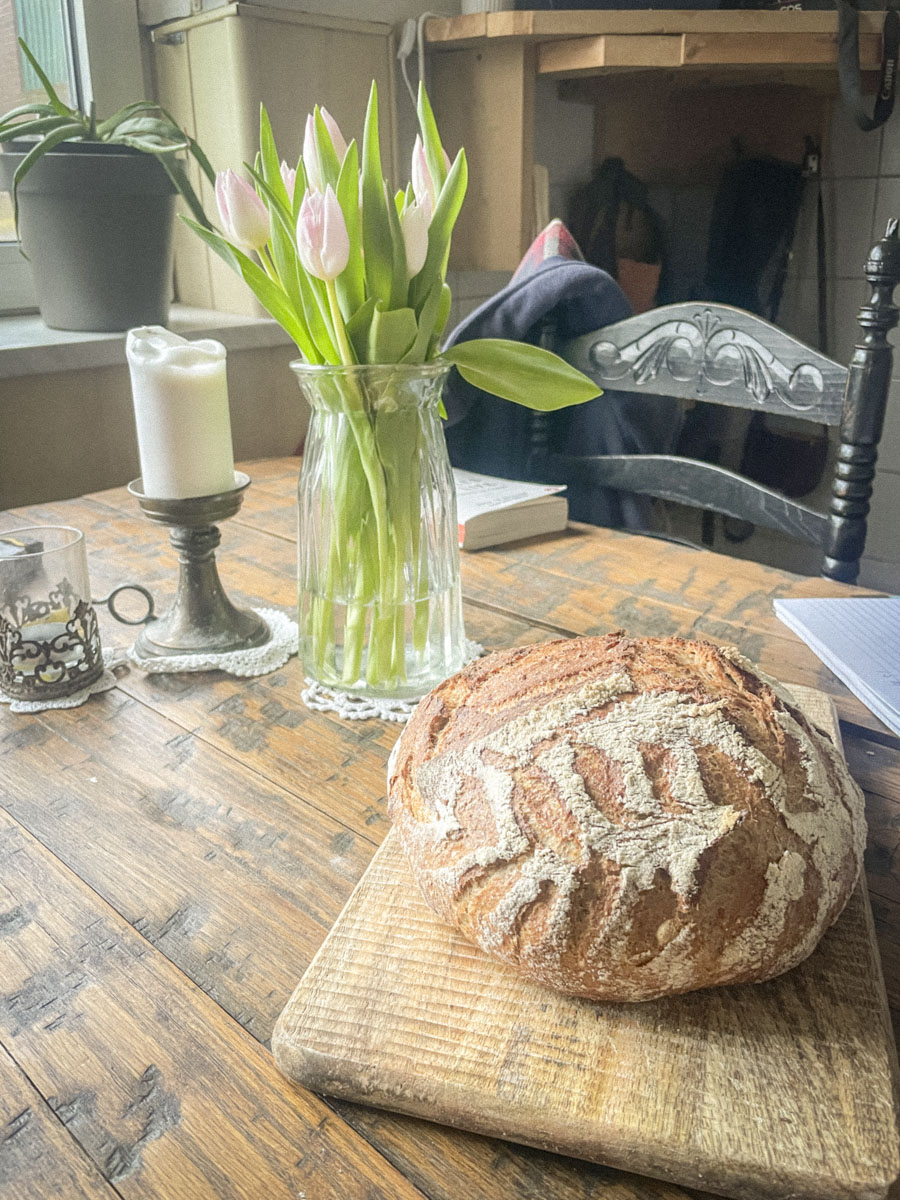 Foto zuurdesem op tafel met tulpen