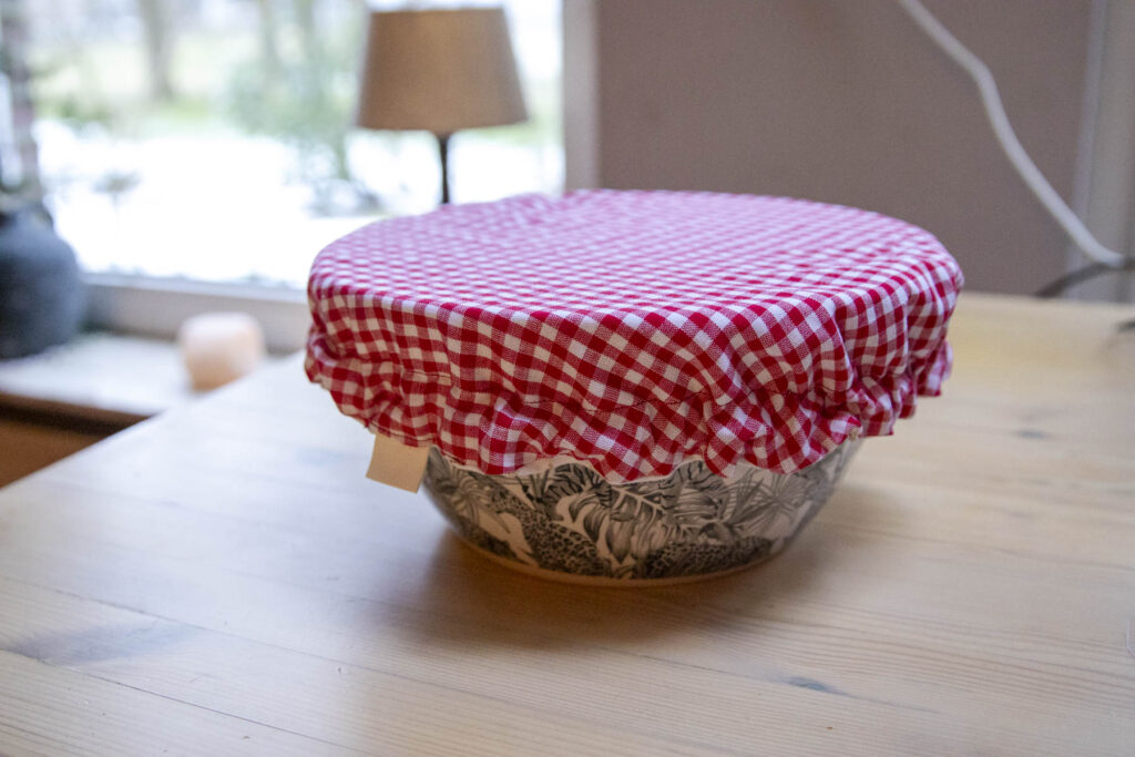Herbruikbare afdekhoes boerenruit rood / wit bloemetje