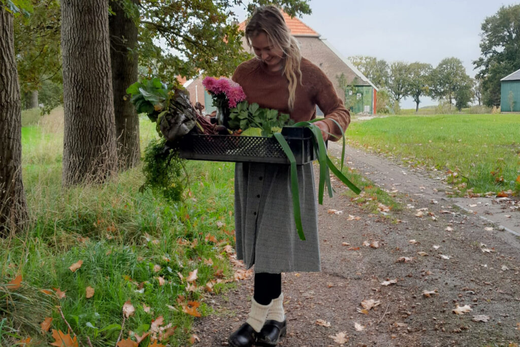 Foto brandnetelboerin met groentepakket