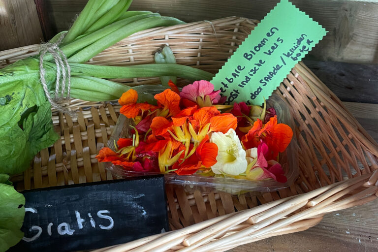 Foto eetbare bloemen in kraam