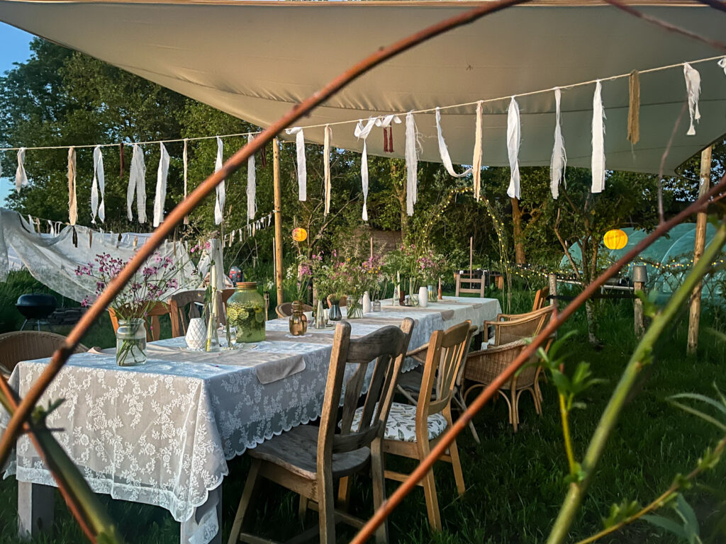 Moestuindiner bij brandnetelboerin, lokaal eten, regeneratief, biologisch