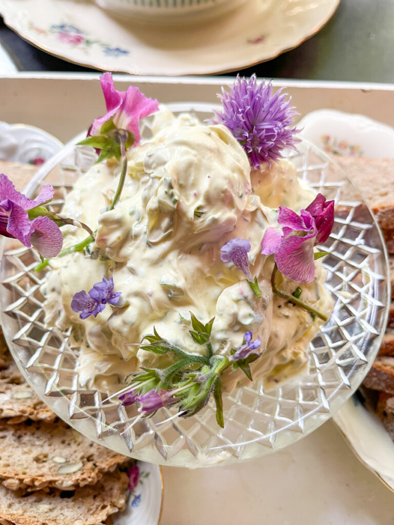 Moestuindiner bij brandnetelboerin, lokaal eten, regeneratief, biologisch