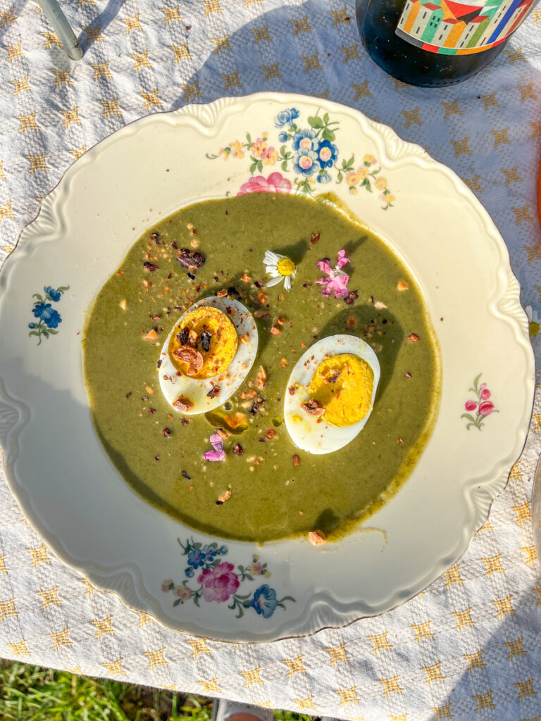 Moestuindiner bij brandnetelboerin, lokaal eten, regeneratief, biologisch
