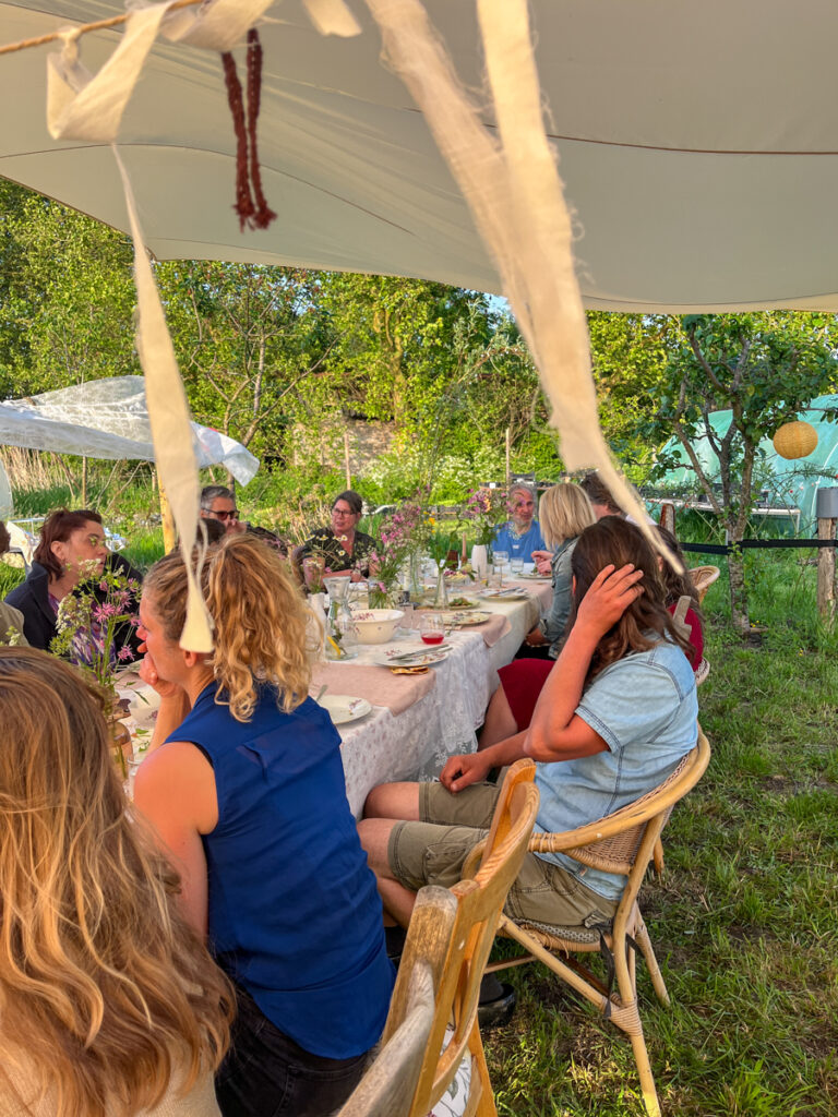 Moestuindiner bij brandnetelboerin, lokaal eten, regeneratief, biologisch