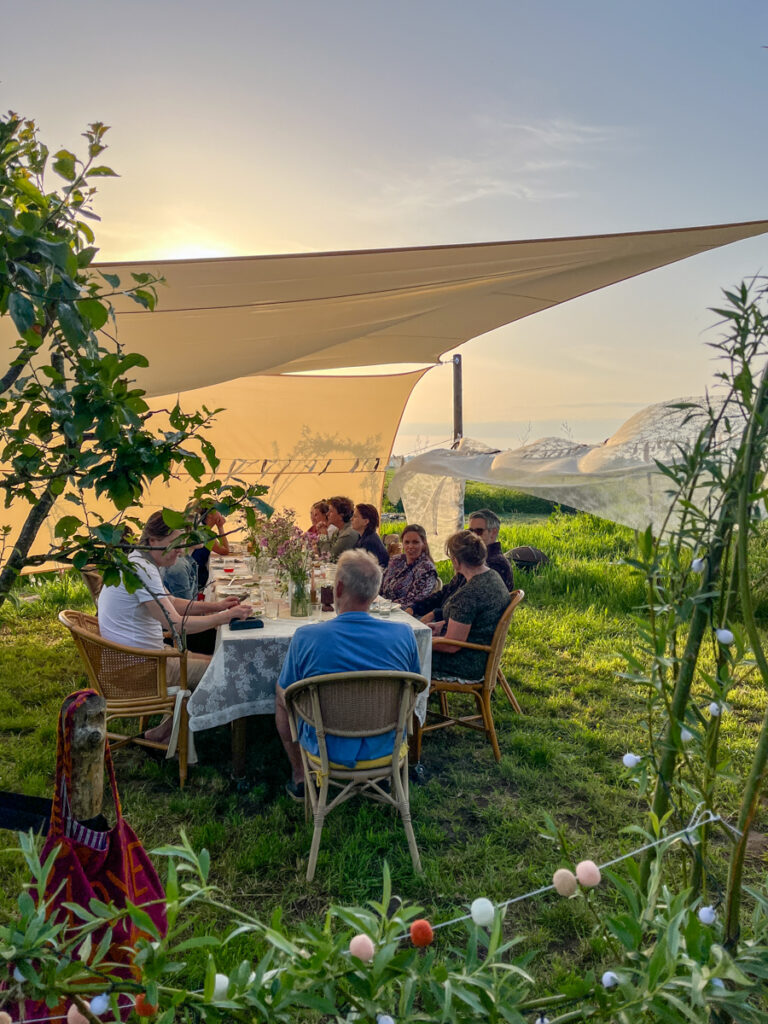 Moestuindiner bij brandnetelboerin, lokaal eten, regeneratief, biologisch