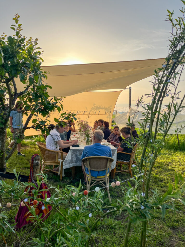 Moestuindiner bij brandnetelboerin, lokaal eten, regeneratief, biologisch