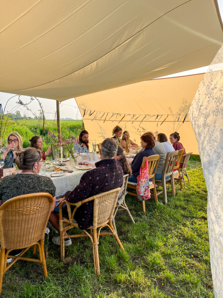 Moestuindiner bij brandnetelboerin, lokaal eten, regeneratief, biologisch