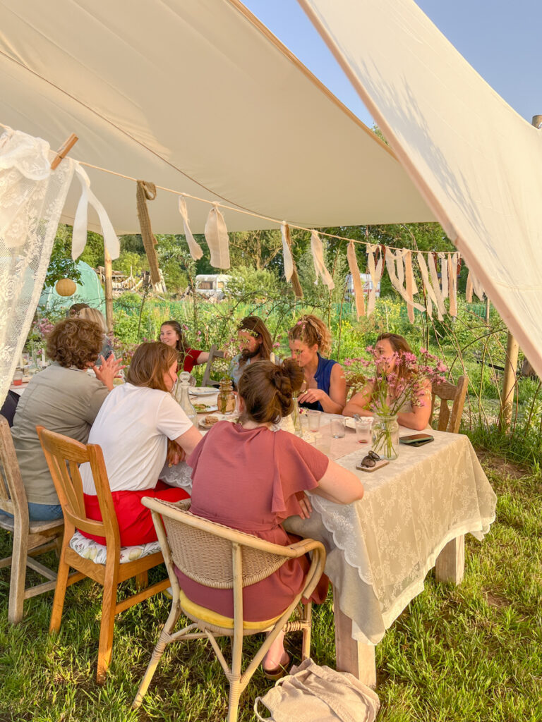 Moestuindiner bij brandnetelboerin, lokaal eten, regeneratief, biologisch