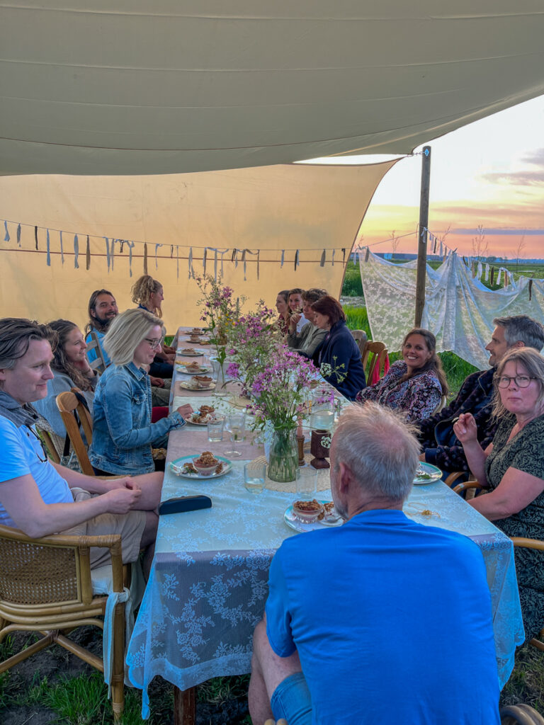 Moestuindiner bij brandnetelboerin, lokaal eten, regeneratief, biologisch